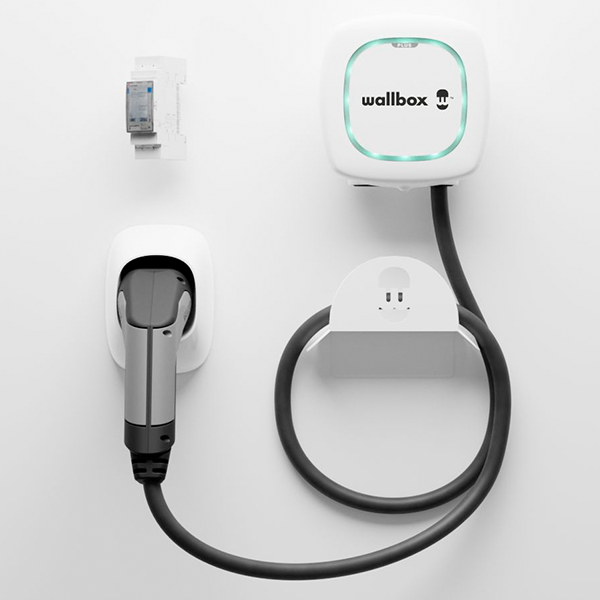 Pack de Cargador Pulsar Plus + power boost + sujetador de cable color blanco Wallbox con instalación básica
